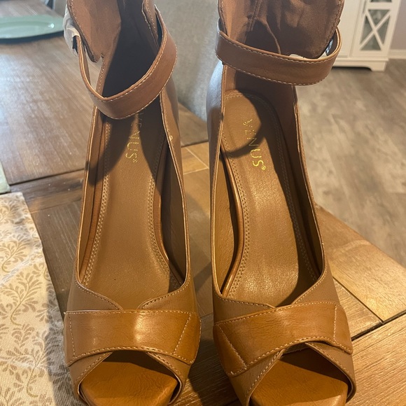 High heel shoes from VENUS - Picture 2 of 5